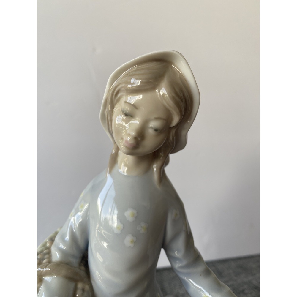 Lladro Zaphir Retired/Rare From The Vineyard Girl w/Basket of Grapes 9" Spain - Picture 4 of 8